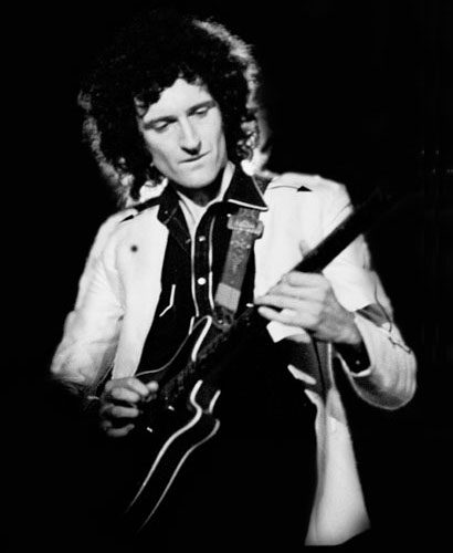 Brian-May_with_red_special_wikipedia_sounds_finder