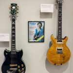 Carlos_Santana's_guitars_-_Yamaha_SG2000_Devadip_(1976),_PRS_Custom_(1988)_-_MIM_PHX-sounds-finder-wikimedia-commons