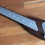 The Edge joue avec une Lap Steel