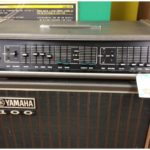 Gilmour joue avec un Yamaha PE 200A