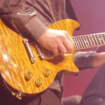 Derek trucks joue avec une Washburn E-300