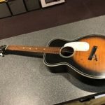 Burton joue asur une Silvertone Acoustique