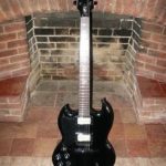 Tony Iommi joue sur une Epiphone 94