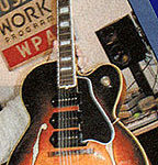 Ry Cooder joue avec une Gibson ES-9