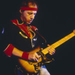 Knopfler joue sur une Schecter Strat n°8001