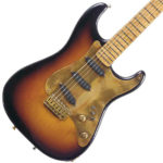 Knopfler joue sur une Schecter Strat Sunburst