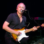 Knopfler joue avec sa Jurassic Strat de 1954