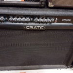 Knopfler joue avec un ampli Crate