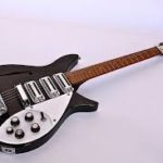 Lennon joue sur Rickenbacker 325 Jet Glo