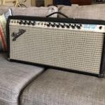 Dick Dale joue avec un Fender Dual Showman Reverb