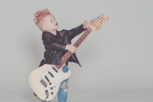 Baby fait de la guitare