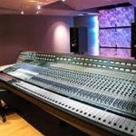 Jack White joue avec une Console mixage Neve - Wikipedia