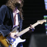 Frusciante joue avec une Stratocaster