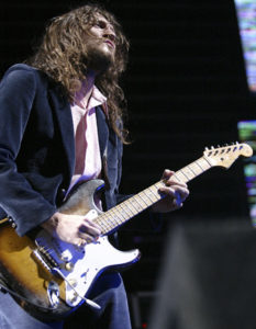 Frusciante joue avec une Stratocaster