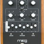 Frusciante joue avec une Moog MF-105