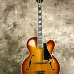 Andy Summer joue avec une Gibson-Johnny-Smith-1962-sunburst-vintage guitar