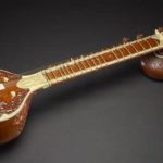 Andy Summer joue avec un Sitar - Pinterest