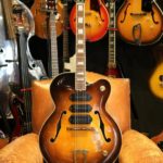 Carl Perkins joue avec une Gibson ES-5 - guitare collection