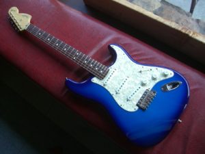 signature Stratocaster Bonnie Raitt - Sounds-Finder - pinterest