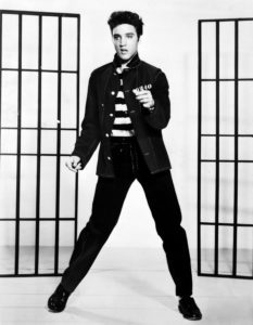 Elvis_Presley_promoting_Jailhouse_Rock - soundsfinder - wikipedia